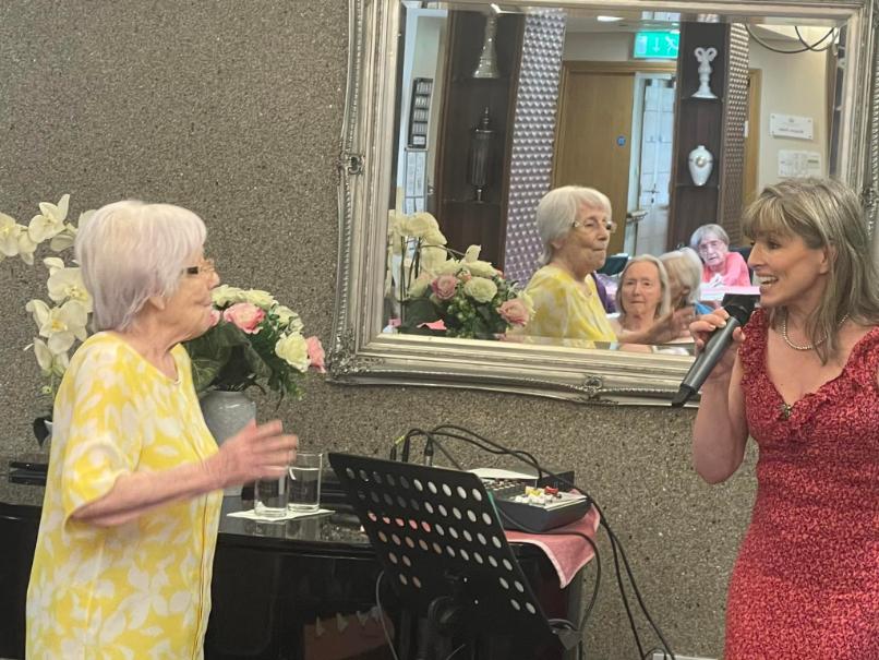 entertainer-singing-to-residents